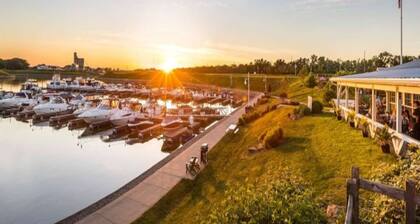 The West End Wonder - Modern/Walkable Heritage Harbor Area!