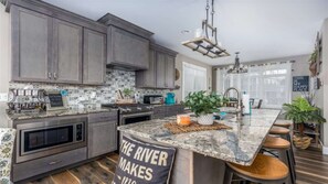 Fridge, microwave, oven, stovetop - Striking Waterfront Villa Home (Ottawa)