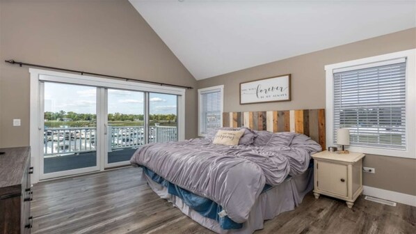 2 bedrooms, iron/ironing board, free WiFi, bed sheets - Striking Waterfront Villa Home (Ottawa)