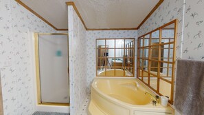 Bathtub, towels - Trails' Beginning (Direct Snowmobile and ATV Access!) (Greenville)
