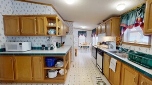 ثلاجة، ميكروويف، فرن، موقد طهي مسطح