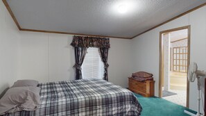 3 bedrooms, WiFi, bed sheets - Trails' Beginning (Direct Snowmobile and ATV Access!) (Greenville)