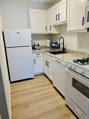 Frigorifero, microonde, forno, piano cottura