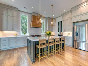 ثلاجة، ميكروويف، فرن، غسالة أطباق