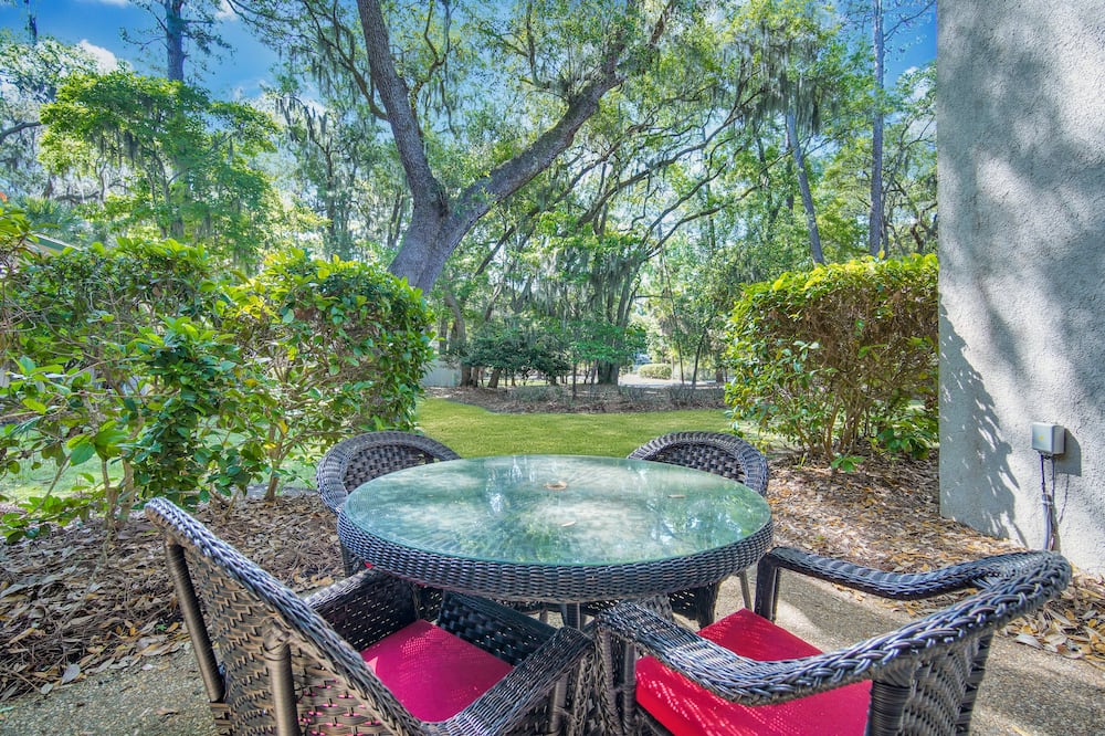 296 Stoney Creek Villa sleeps 6 and is located 0.5 miles from Harbour Town!