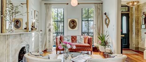 Fernseher, Kamin, Bücher