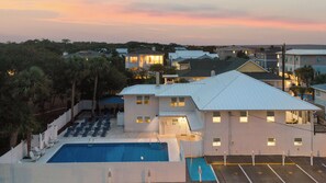 Un hôtel doté d’une piscine, de plusieurs chambres et d’un parking.