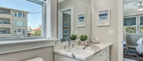 Combined shower/tub, hair dryer, towels
