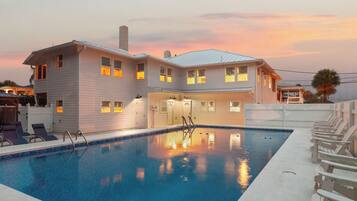 Et oppvarmet basseng