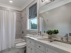 Ensemble douche/baignoire, sèche-cheveux, serviettes fournies
