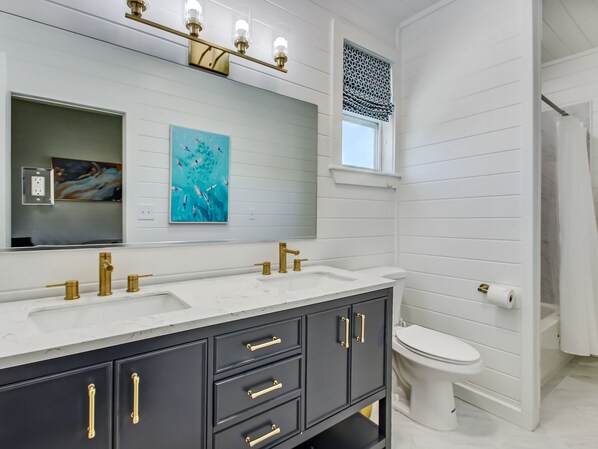 Combined shower/tub, hair dryer, towels