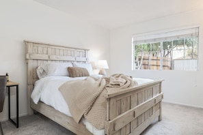 Desk, iron/ironing board, WiFi, bed sheets