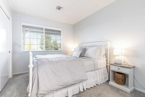 3 bedrooms, iron/ironing board, internet, bed sheets