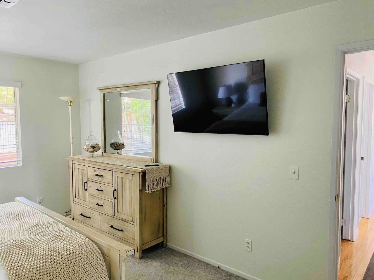 Desk, iron/ironing board, WiFi, bed sheets