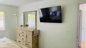 Desk, iron/ironing board, WiFi, bed sheets