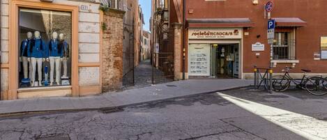 المنشأة من الخارج