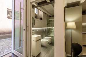 Dusche, Haartrockner, Bidet, Handtücher