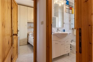 Shower, hair dryer, bidet, towels