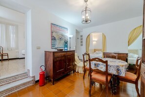 Interior - GuestHost - Gracious and elegant apartment perfect for 4 guests is located a few meters away from the port of Camogli, in the heart of the town, it is very close to the beaches, bars and restaurants, which are located right downstairs.It is an ideal plac (Camogli)