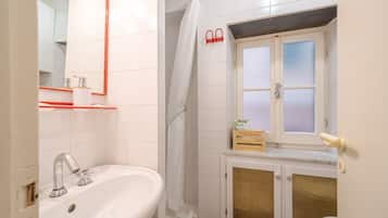 Douche, sĂšche-cheveux, bidet, serviettes fournies