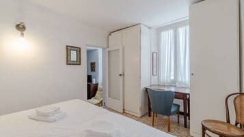 3 slaapkamers, een strijkplank/strijkijzer, wifi, beddengoed