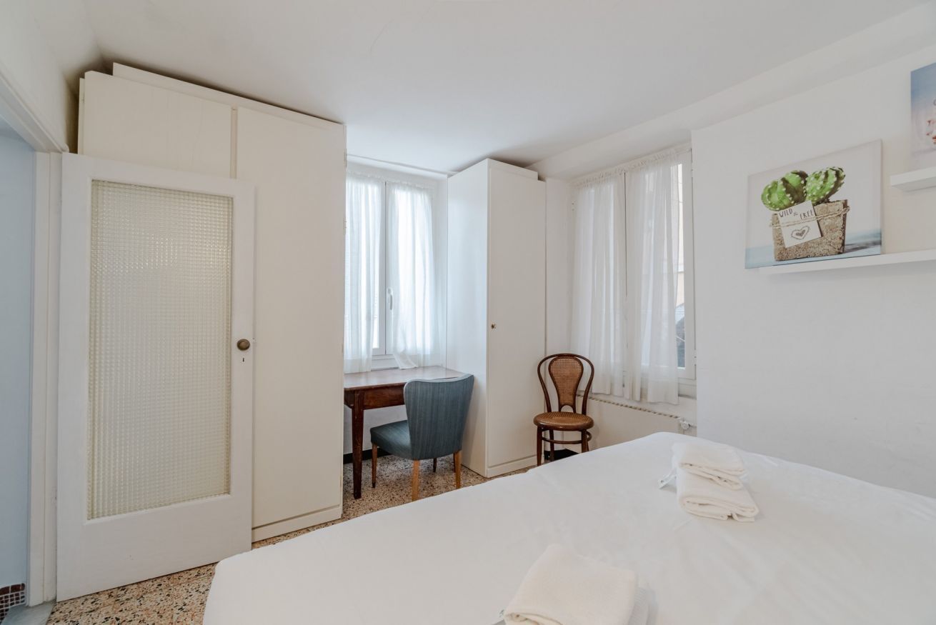 3 habitaciones, tabla de planchar con plancha, wifi y ropa de cama 