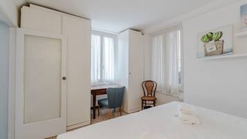 3 habitaciones, tabla de planchar con plancha, wifi y ropa de cama
