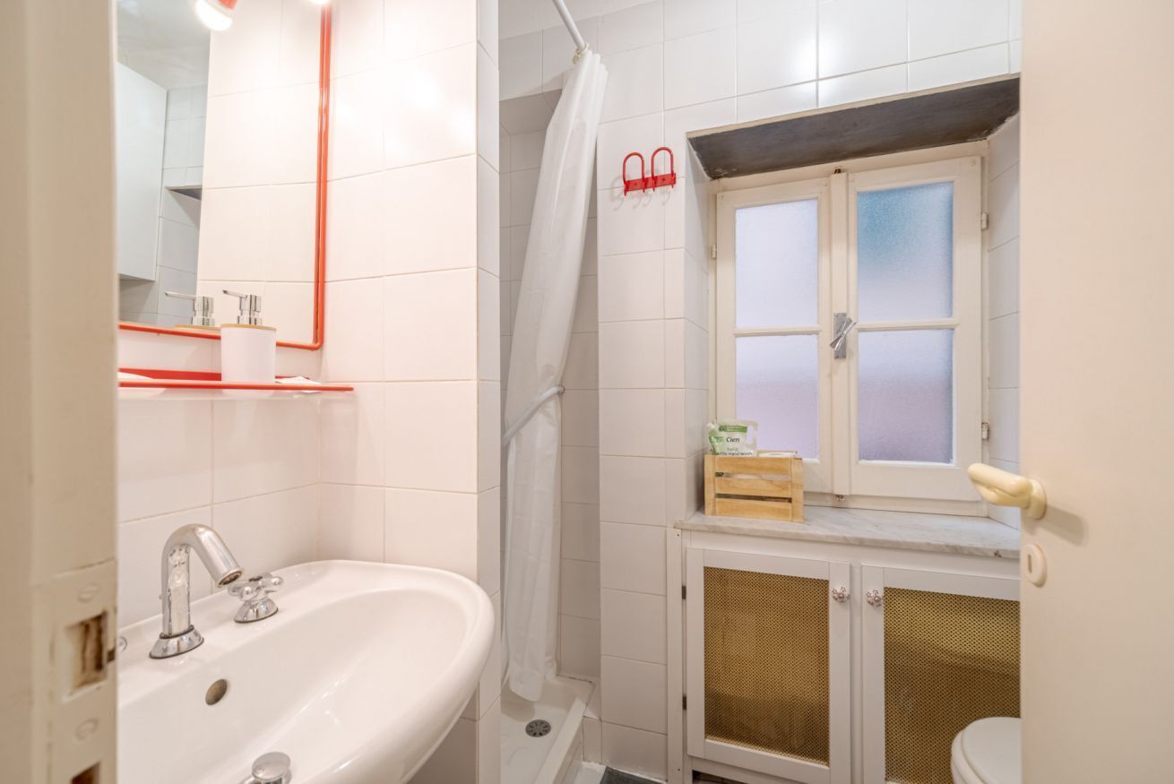 Douche, sèche-cheveux, bidet, serviettes fournies