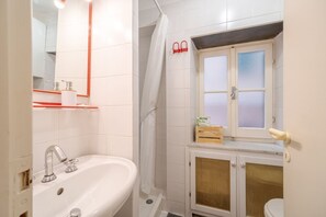 Dusche, Haartrockner, Bidet, Handtücher