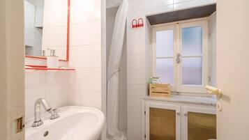 Bruser, hårtørrer, bidet, håndklæder