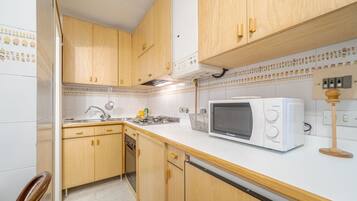 Køleskab, kogeplade, køkkentøj/tallerkener/redskaber