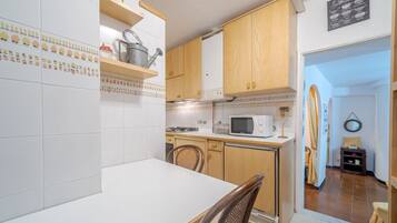 Køleskab, kogeplade, køkkentøj/tallerkener/redskaber