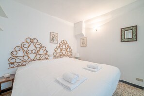 3 habitaciones, tabla de planchar con plancha, wifi y ropa de cama 