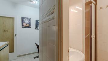 Doccia, asciugacapelli, bidet, asciugamani