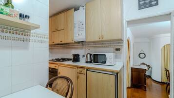 Frigorifero, piano cottura, pentole/stoviglie/utensili