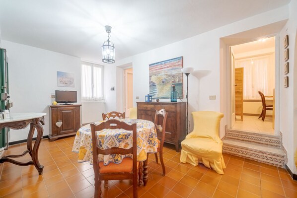 Dining - Gracious and elegant apartment perfect for 4 guests is located a few meters away from the port of Camogli, in the heart of the town, it is very close to the beaches, bars and restaurants, which are located right downstairs.It is an ideal place to spend a (Camogli)