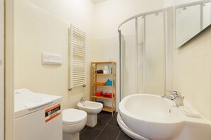 Ducha, secador de pelo, bidet, toallas