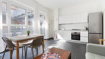 Een oven, een kookplaat, een vaatwasser