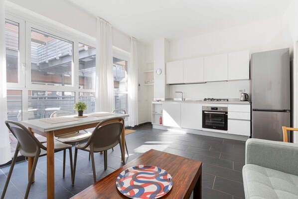 Un four, surface de cuisson, lave-vaisselle