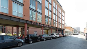 A building with a sign reading 'VIA SAVONA 123' and a row of parked cars in front. - GuestHost - Industrial Design Apt near M4 Tolstoy (Milano)