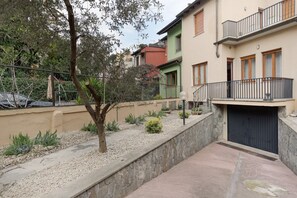 Property grounds - GuestHost - Detached house only 550m from Lancetti FS! (Milano)
