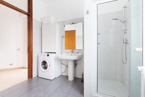 Bathtub, bidet - GuestHost - Detached house only 550m from Lancetti FS! (Milano)