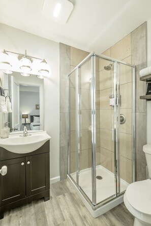 Ducha, toallas, jabón y champú