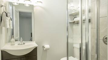 Douche, sèche-cheveux, serviettes fournies