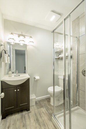 Douche, séchoir à cheveux, serviettes fournies