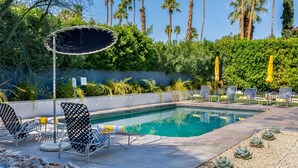 A swimming pool with lounge chairs and a pergola. - MCM Poolside Paradise - Mountain Views & Total Privacy (Palm Springs)