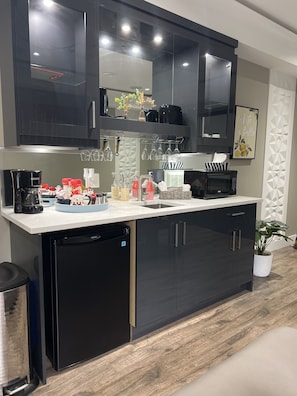 Fridge, microwave, oven, coffee/tea maker