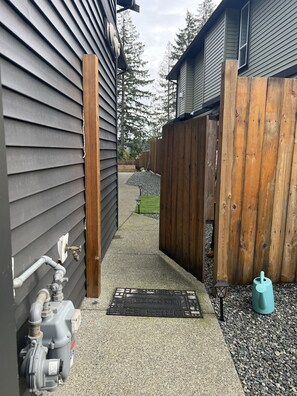 Property grounds - Cozy n’comfortable 1 bedroom suite - A few minute drive to NRGH, VIU, Woodgrove  (Nanaimo)