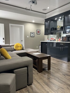 TV - Cozy n’comfortable 1 bedroom suite - A few minute drive to NRGH, VIU, Woodgrove  (Nanaimo)