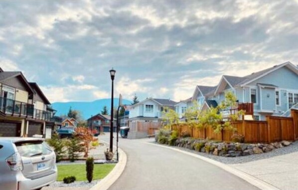 Exterior - Cozy n’comfortable 1 bedroom suite - A few minute drive to NRGH, VIU, Woodgrove  (Nanaimo)